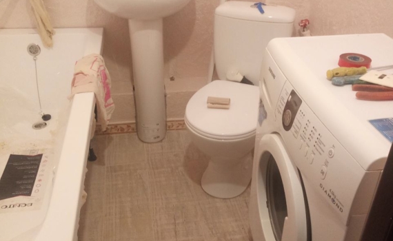 Щель у ванны – соседи внизу мокнут: одна дырка превращается в ЧП – как избежать