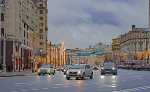 Зима пришла, а резина — летняя: почему тысячи водителей рискуют получить штраф