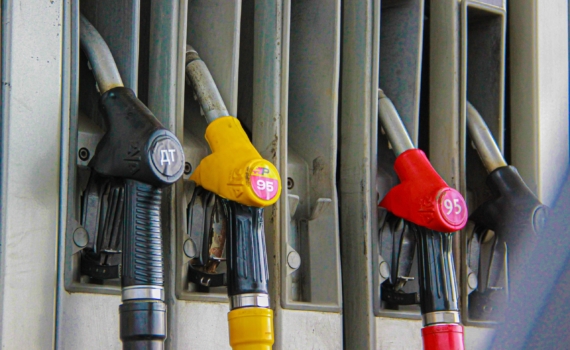Можно ли смешивать бензин АИ-92 и АИ-95: что происходит с двигателем на самом деле Можно ли смешивать бензин АИ-92 и АИ-95: что происходит с двигателем на самом деле